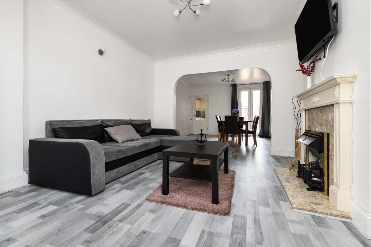 The White Rose Crown, Free Parking & Wifi, 10Beds Villa Colchester Dış mekan fotoğraf