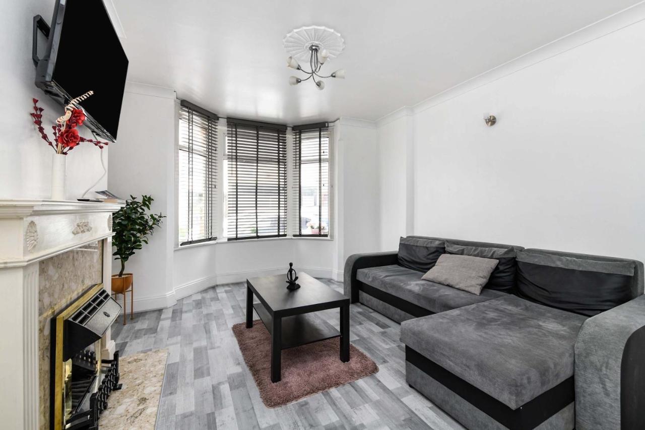The White Rose Crown, Free Parking & Wifi, 10Beds Villa Colchester Dış mekan fotoğraf